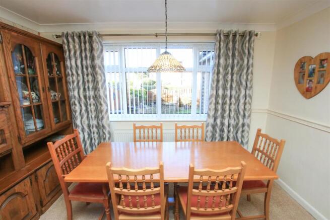 OPEN PLAN LOUNGE/ DINING ROOM