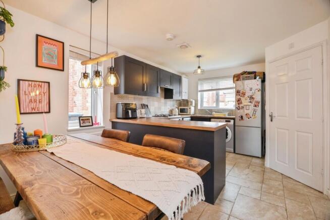 3 bed Semi-Detached for sale Image 4