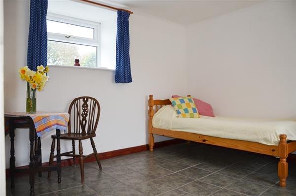 LOUNGE/BEDROOM