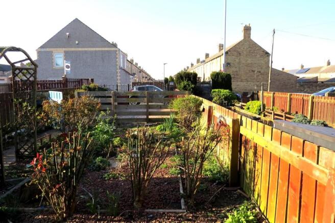 GARDEN TO FRONT + OFF-ROAD PARKING