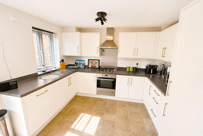 3 bed Semi-Detached for sale Image 6
