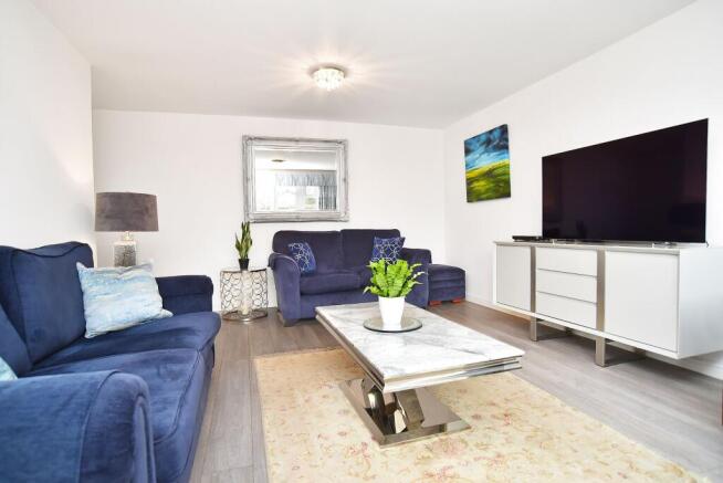 5 bed Detached for sale Image 8