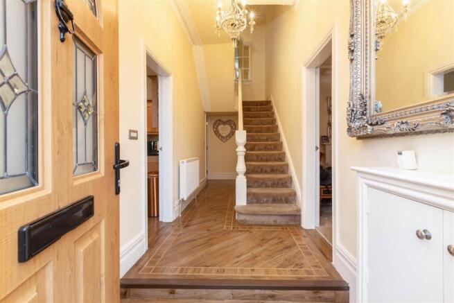21a Queens Road - Hallway.jpg