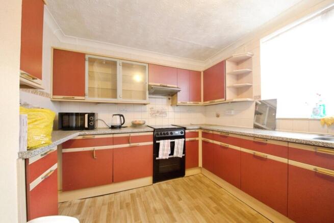 Cricklade Avenue, Romford, RM3 photo 4