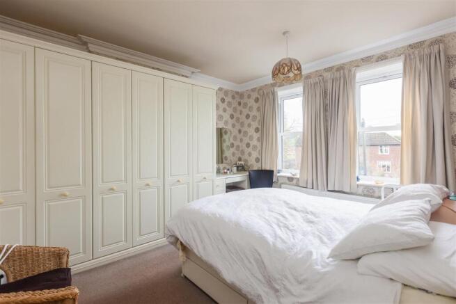 5 bed House for sale Image 12