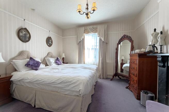 5 bed Detached for sale Image 12