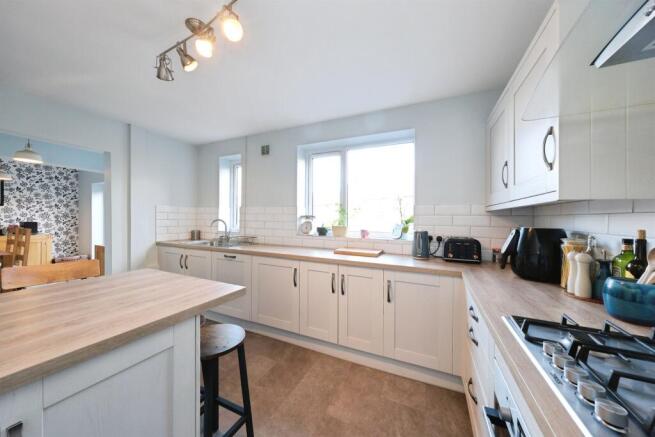 4 bed Semi-Detached for sale Image 8