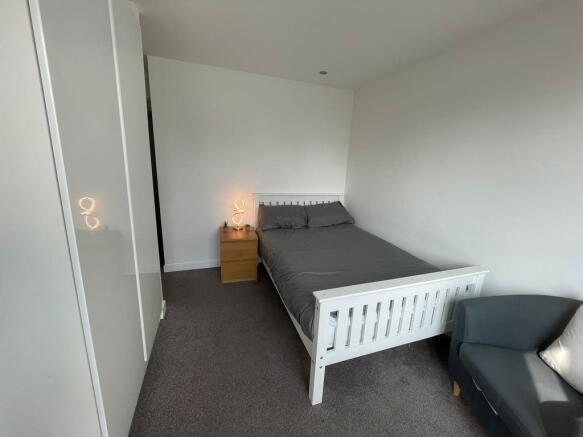 2 bed Apartment to rent Image 4
