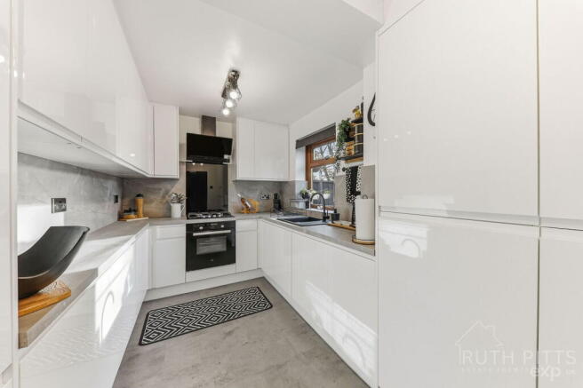 4 bed Semi-Detached for sale Image 10