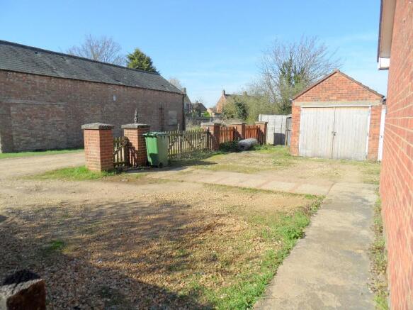 GARAGE & DRIVEWAY