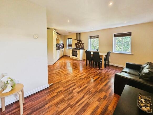 3 bed Apartment to rent Image 4
