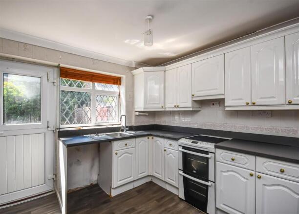 12 Calvin Close-Kitchen (2).jpg