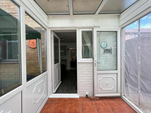 Conservatory with Garden & Kitchen Access