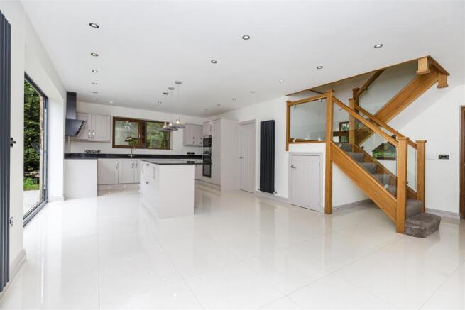 5 bed Detached for sale Image 10