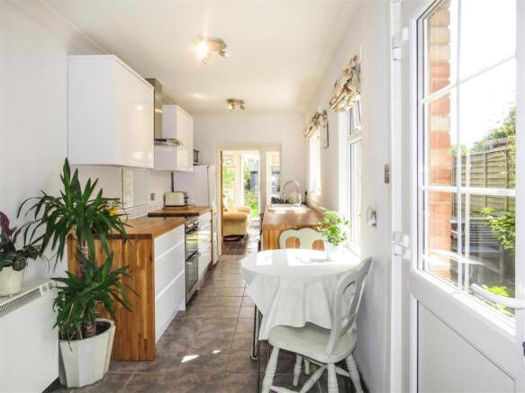 Kitchen 2.JPG