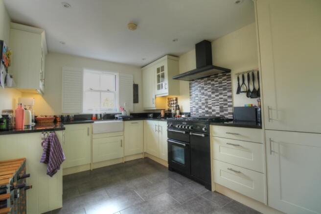 Fitted kitchen with range