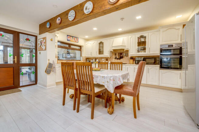 5 bed Detached for sale Image 6