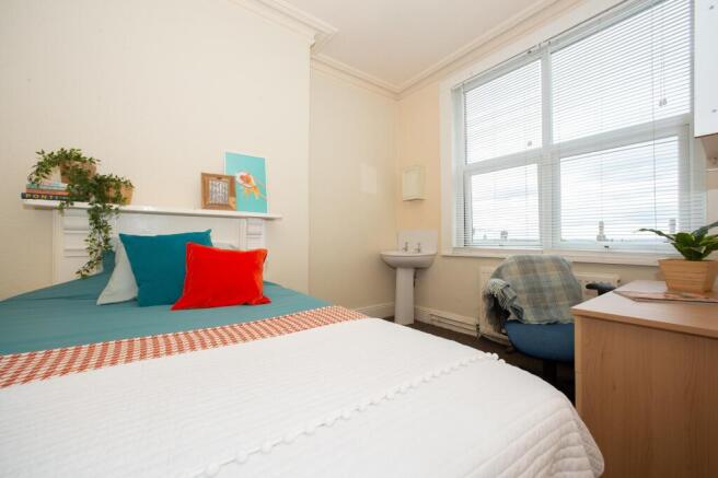 8 bed Terraced to rent Image 6