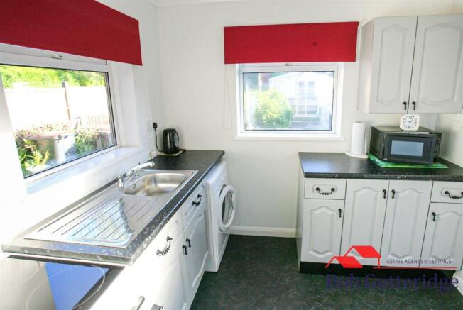 FITTED KITCHEN