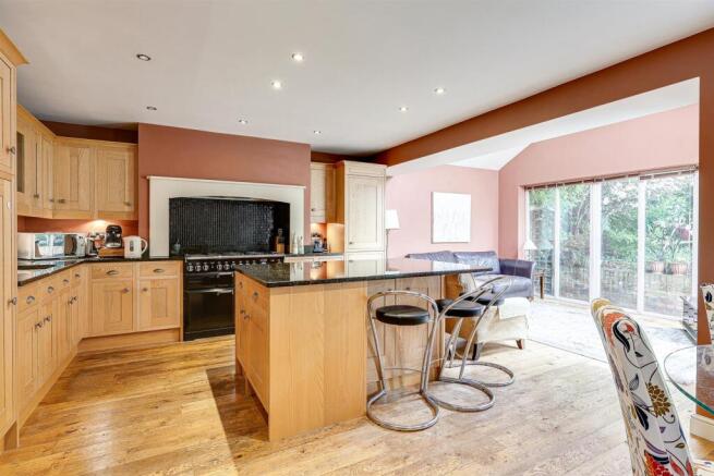 4 bed Detached for sale Image 4