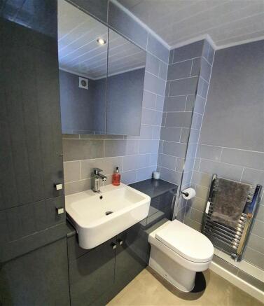4 Chatsworth Crescent - downstairs bathroom.jpg