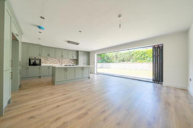 4 bed Semi-Detached Bungalow for sale Image 4