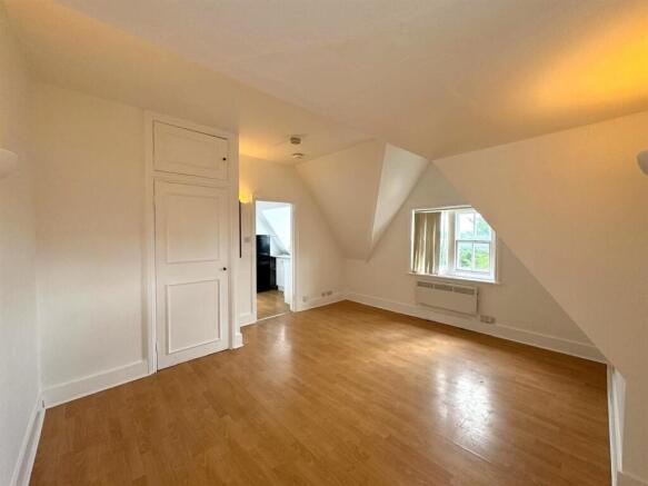 Living Room pic 4.jpg