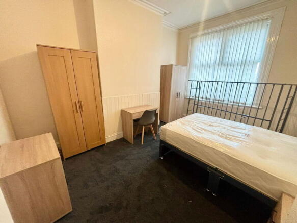 8 bed House Share to rent Image 8