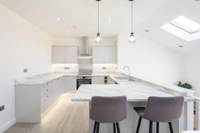 5 bed Semi-Detached for sale Image 4