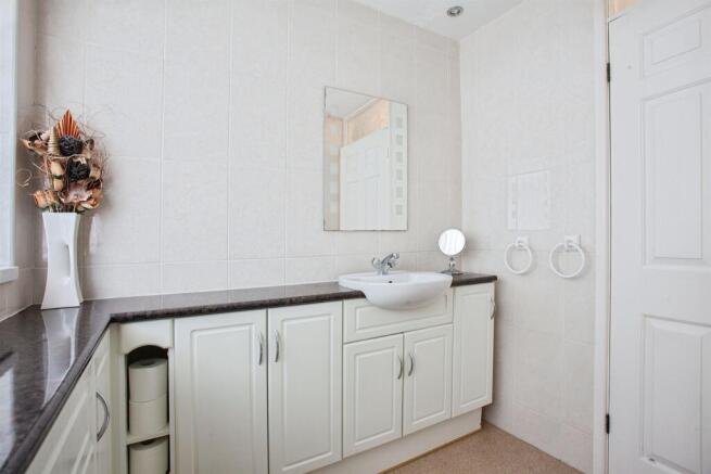 4 bed Detached for sale Image 12