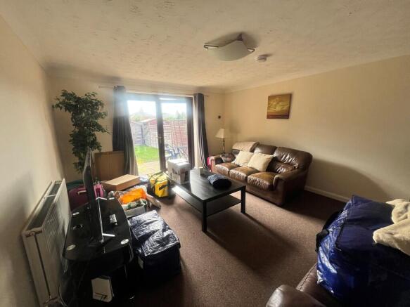 52 carr livingroo...