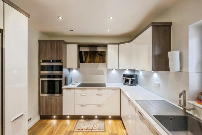 3 bed Semi-Detached for sale Image 11