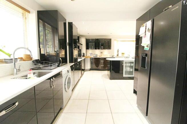 LARGE FITTED FAMILY/LIVING KITCHEN