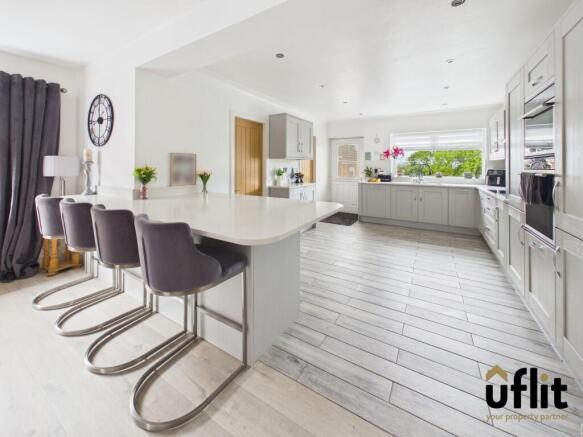 5 bed Semi-Detached for sale Image 9