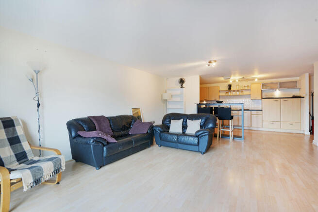 3 bed Apartment to rent Image 5