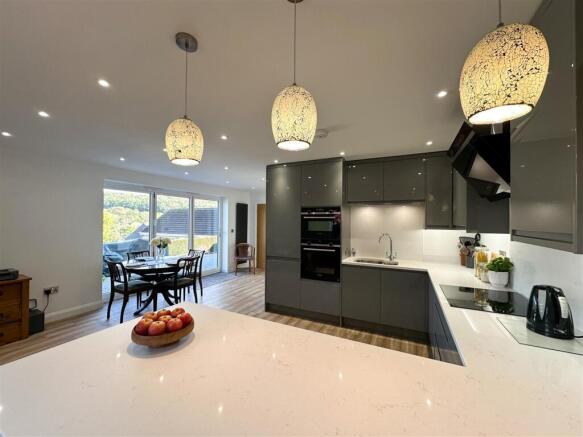 5 bed Detached for sale Image 10
