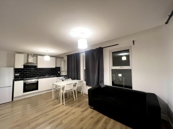 4 Bedrooms Flat to rent in Tooting