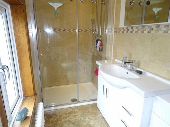 Luxury shower room (rear)