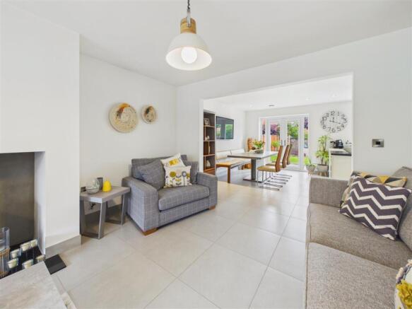 5 bed Detached for sale Image 4