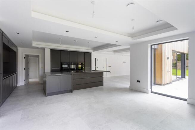 4 bed Detached for sale Image 9