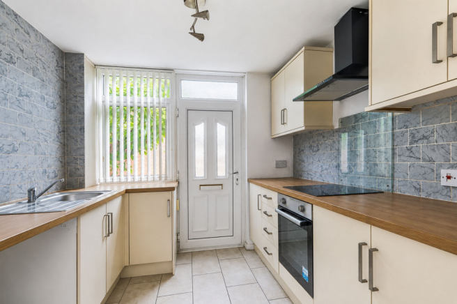 2 bed Terraced to rent Image 5