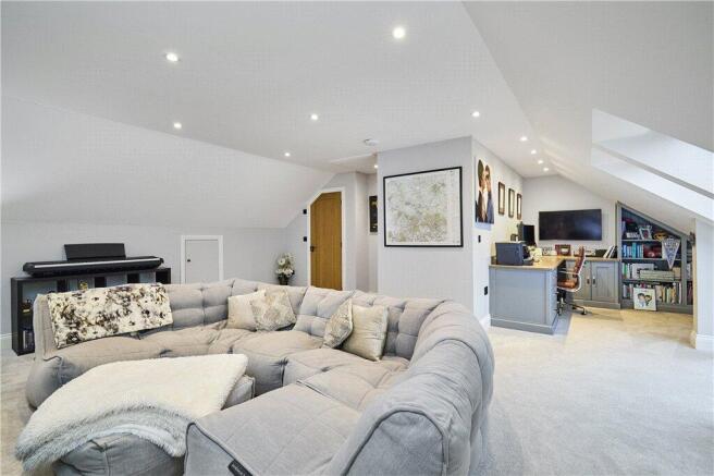 5 bed Detached for sale Image 12