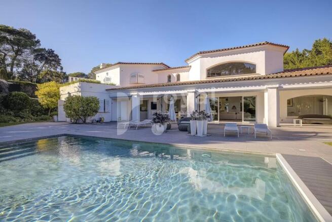 Modern villa in a prestigious Mougins estate ¿ c