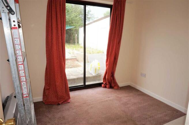 BACK BEDROOM 2 :