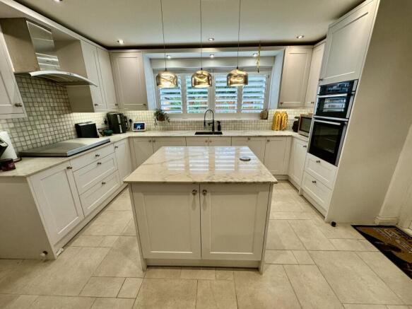 4 bed House to rent Image 10