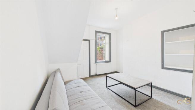 3 bed Terraced to rent Image 4