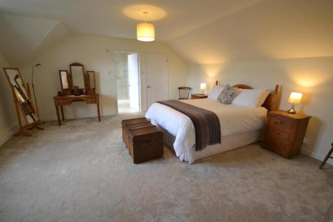 Master Bedroom (En-Suite)