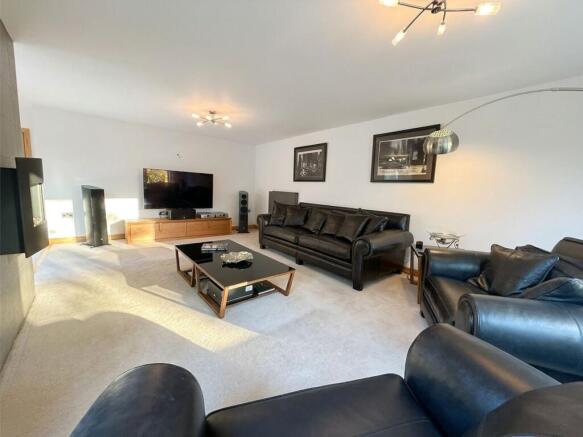 5 bed Detached for sale Image 9