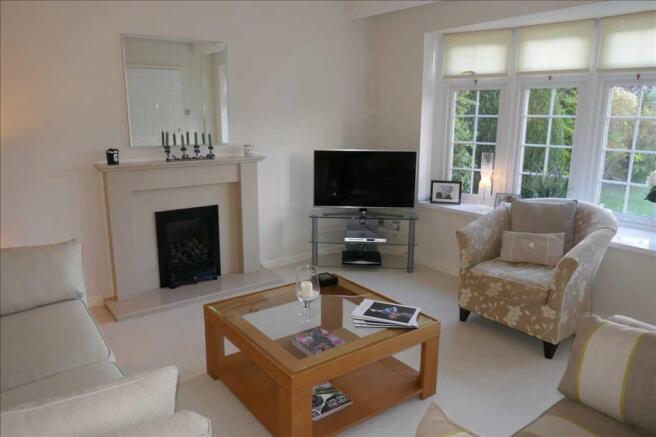 LOUNGE (Front):