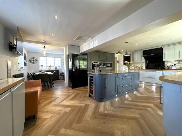 SUBLIME Open-Plan Family Kitchen 307